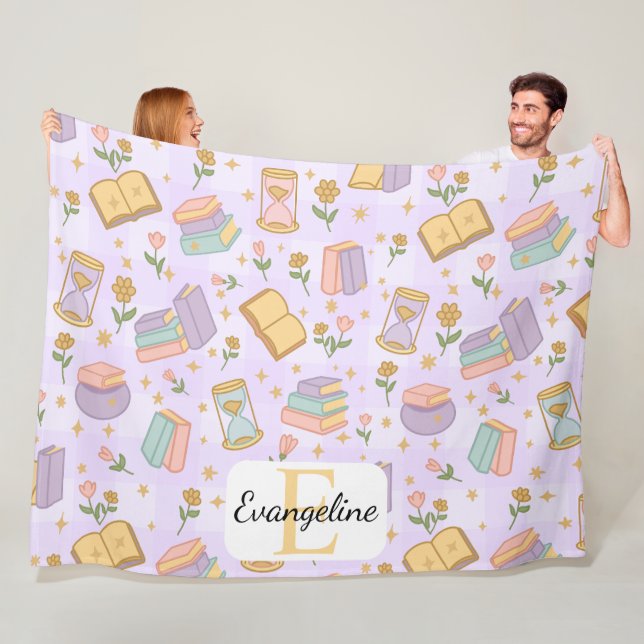 Couverture Polaire Personalized Bookish Magic Purple Pastel Girly (En situation)