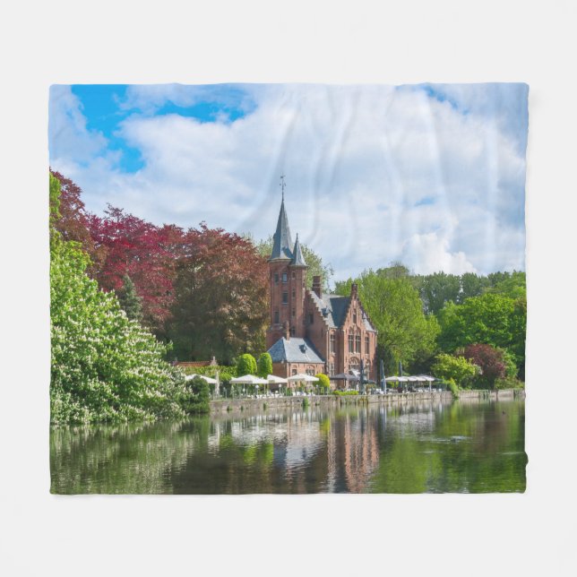 Couverture Polaire Petit château près du lac à Bruges, Belgique (Devant (Horizontal))