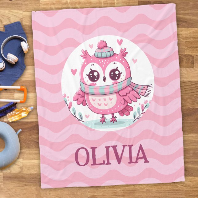 Couverture Polaire Petite Chouette rose mignonne portant un écusson e (Créateur téléchargé)