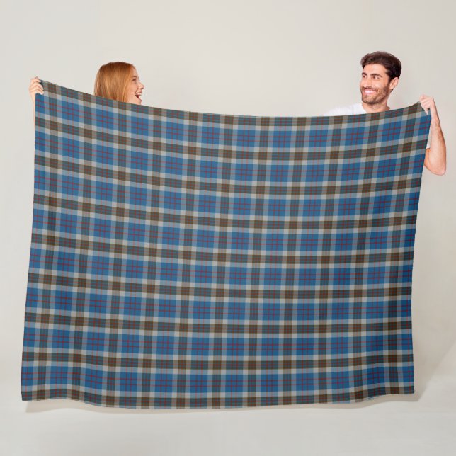 Couverture Polaire Plaid de tartan bleu de Thompson de clan écossais (En situation)