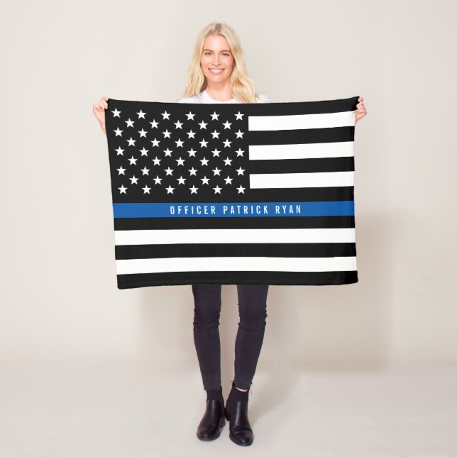 Couverture Polaire Police Mince Ligne Bleue Américain Drapeau Monogra (En situation)