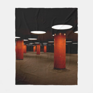 COUVERTURE POLAIRE POSTE ROUGE SOUS PLAFOND LUMIÈRE LA NUIT
