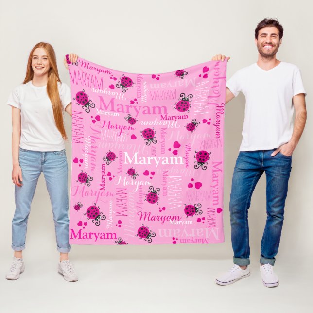 Couverture Polaire Poussins roses et coeurs filles nom personnalisé (En situation)