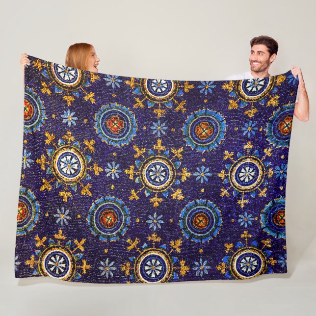 COUVERTURE POLAIRE RAVENNA BYZANTINE MOSAÏQUES, ÉTOILES, NUIT BLEUE S (En situation)