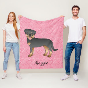 Couverture Polaire Rottweiler noir et feu sur coeurs roses et nom