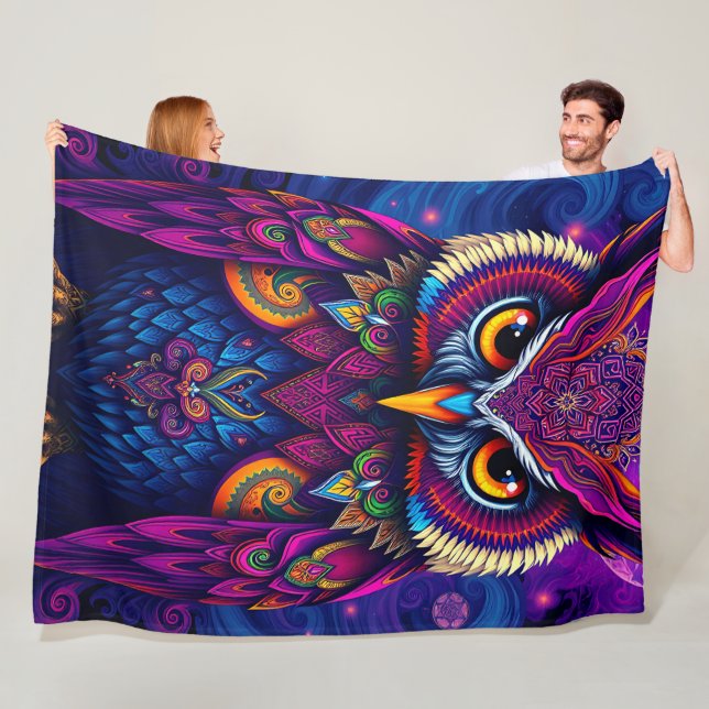 Couverture Polaire Royal Purple Owl: Majestic Mystical Art (En situation)