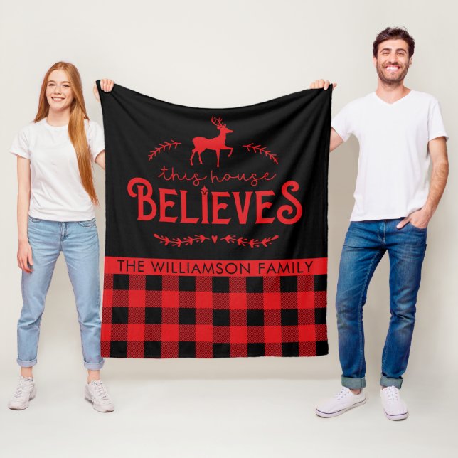 Couverture Polaire Rustic Red et Black Buffalo Check Nom de famille (En situation)