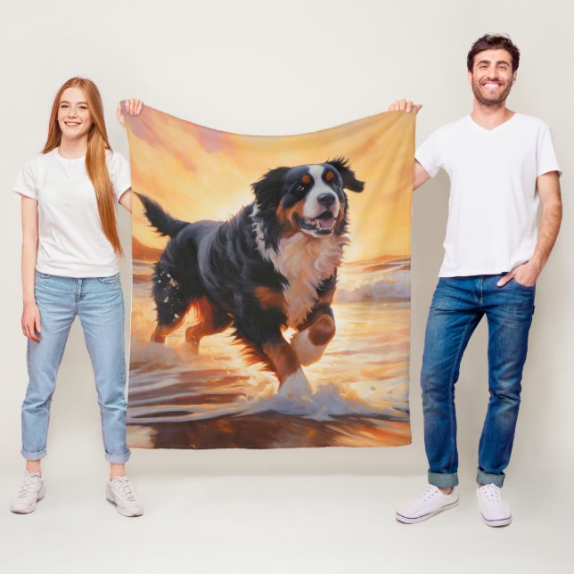 Couverture Polaire Sandy Paws Bernese Mountain Dog on Beach Sunset (En situation)