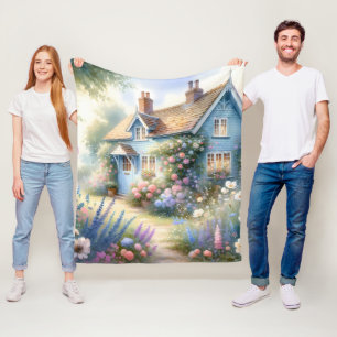 Couverture Polaire Scène florale de maison bleue de jardin de campagn