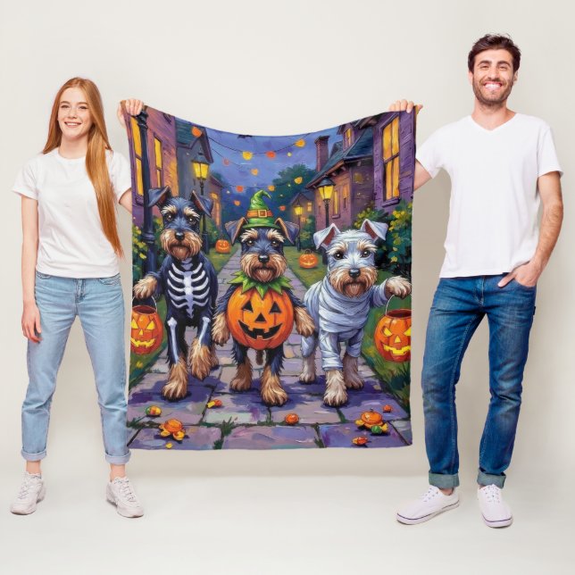 Couverture Polaire Schnauzer Trick-or-Treating in Halloween Costumes (En situation)