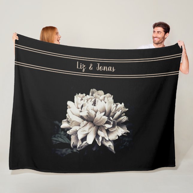 Couverture Polaire Sepia Peony Personnalisé Noir Grande Taille (En situation)