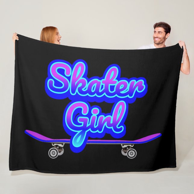 Couverture Polaire Skater Girl Blue Mauve Graffiti Glow Skateboard (En situation)