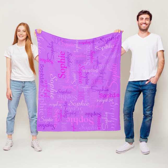 Couverture Polaire Sophie nom personnalisé nuances de rose violet (En situation)