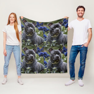 Couverture Polaire Staffordshire Bull Terrier Dans Blue Rose Garden,