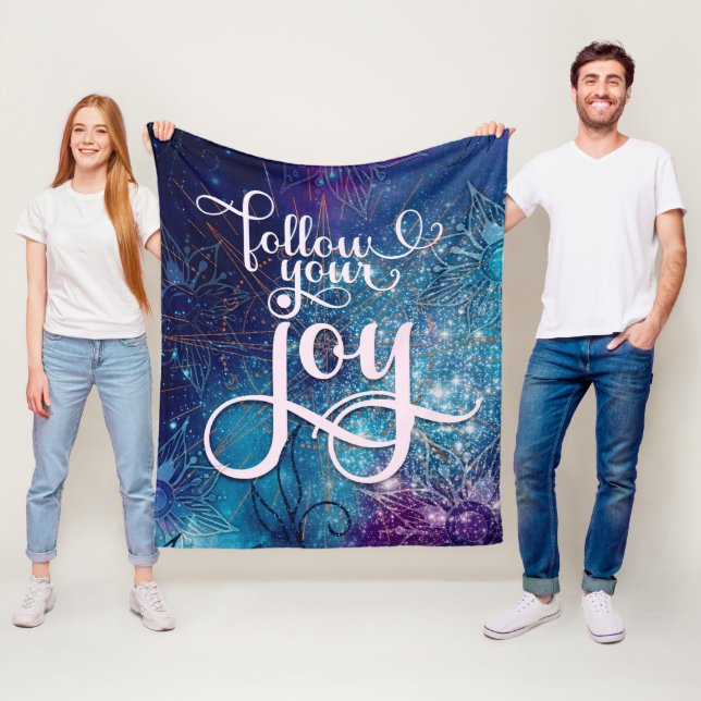 Couverture Polaire Suivez votre joie - Aqua Affirmation Artistrate (En situation)