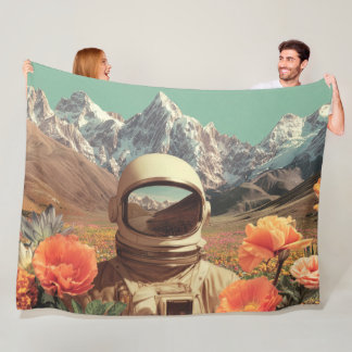 Couverture Polaire Surreal Astronaut In Flower Field