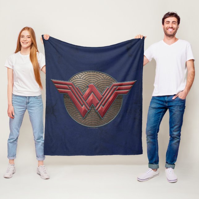 Couverture Polaire Symbole Wonder Woman sur les cercles concentrés (En situation)