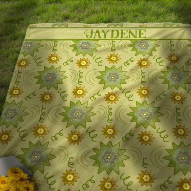 Couverture Polaire Tons De Fleurs Géométriques Vert Clair (The shades of green and gold are nature inspired and have a timeless yet modern feel.)