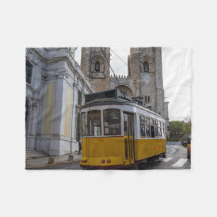 Couverture Polaire Tramway jaune sur la cathédrale de Lisbonne au Por