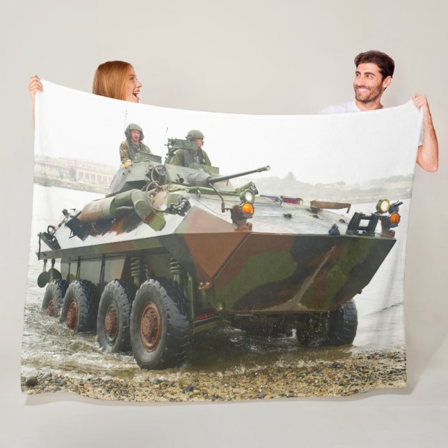 COUVERTURE POLAIRE TRANSPORTEUR DE PERSONNEL ARMÉ - LAV-25 (En situation)