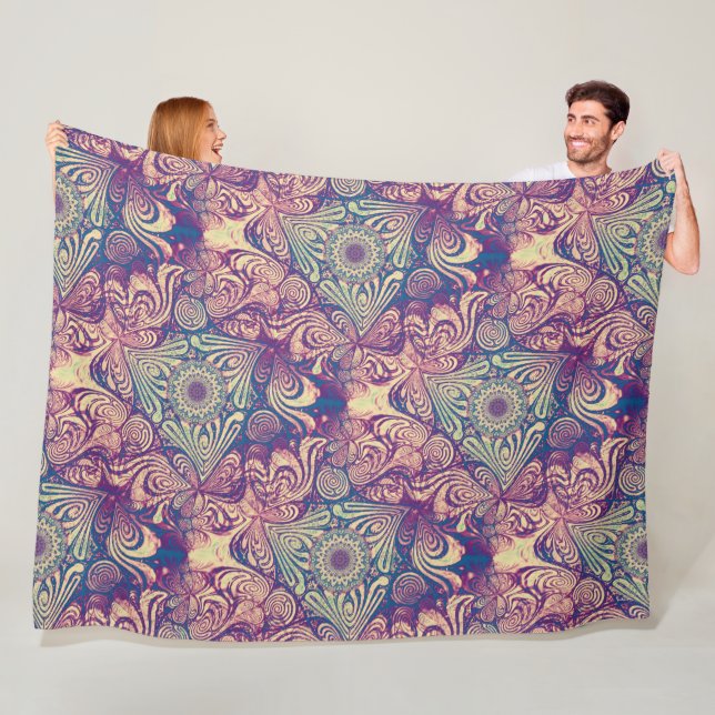 Couverture Polaire Triangle Labyrinthe Mandala Motif sans couture 1 (En situation)