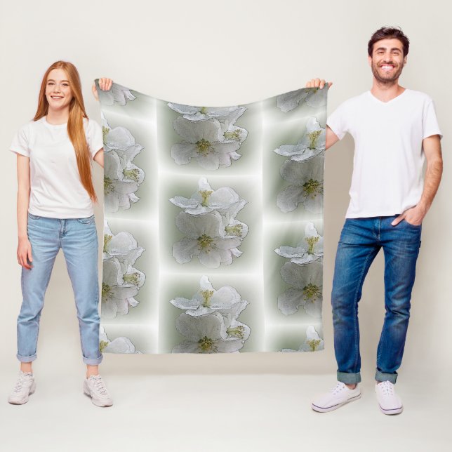 Couverture Polaire trois fleurs blanches (En situation)