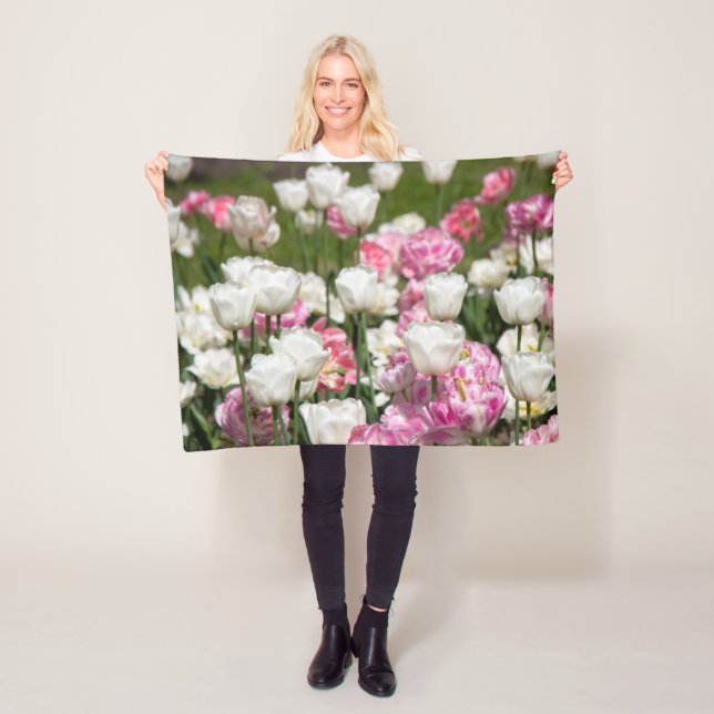 Couverture Polaire Tulipes blanches et roses brillantes par jour enso (En situation)