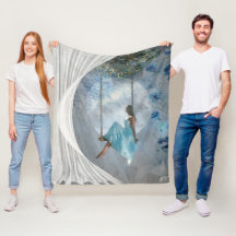 Une femme en robe bleue sur une balançoire 