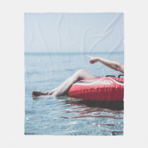 Couverture Polaire Une femme sur un flotteur gonflable dans l'océan p