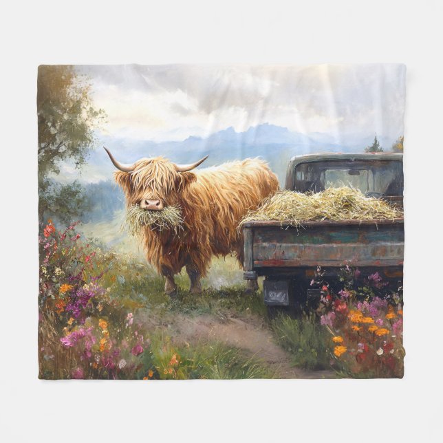 Couverture Polaire Vache des Highlands mangeant du foin (Devant (Horizontal))
