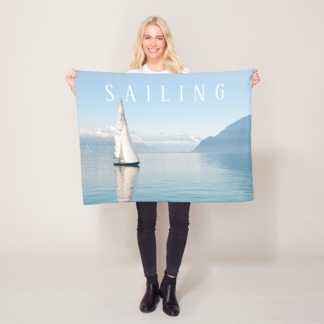 Couverture Polaire Voilier Calme Bleu Lac & Ciel Bleu, Texte Blanc (En situation)