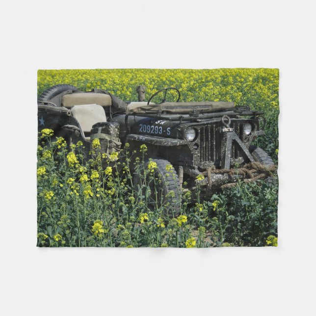 Couverture Polaire Willys MB Jeep Dans Le Champ De Rapeseed (Devant (Horizontal))