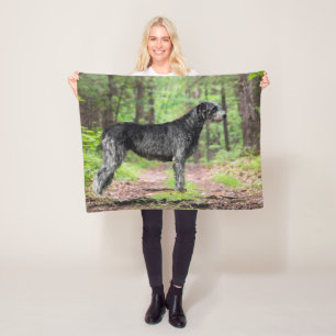 Couverture Polaire Wolfhound irlandais noir Poser dans les bois