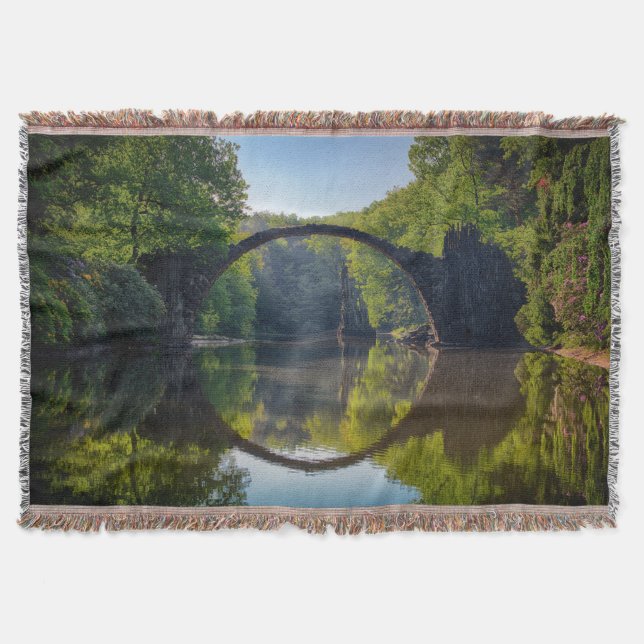 Couverture Pont rond gris sur une rivière dans la forêt (Devant)