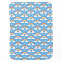 Nuages de pluie arc-en-ciel sur bleu