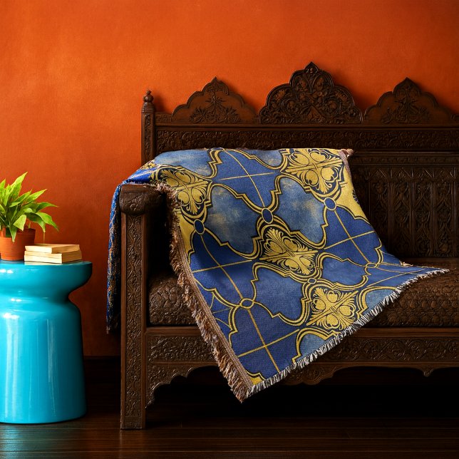 Couverture Quatrefoils Motifs marocains Cobalt Blue Gold (Ornate blue and gold Moroccan pattern throw blanket in situ on traditional Moroccan furniture)