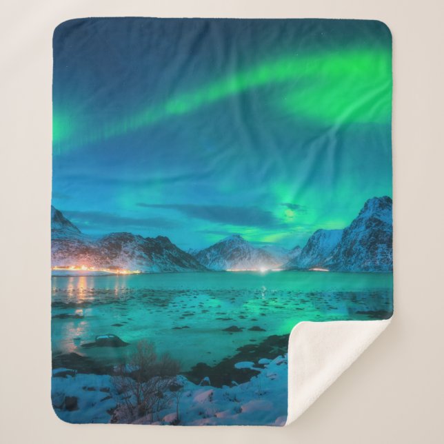 Couverture Sherpa Aurora borealis over the sea coast, snowy mountain (Devant)