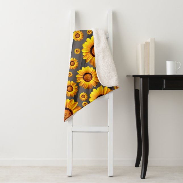 Couverture Sherpa Belles fleurs jaunes sur gris, rayures noires (En situation)