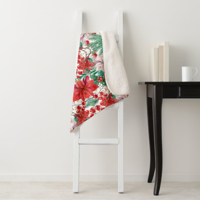 Couverture Sherpa Belles Poinsettias rouges et roses, Pins & Berries (En situation)