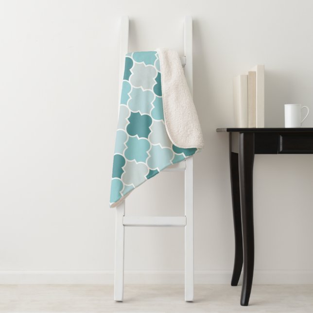 Couverture Sherpa Bleu Marocain Trellis, Lattes, Quatrefoil (En situation)