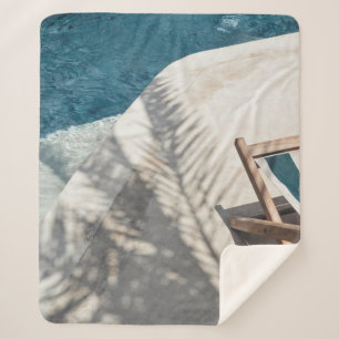 Couverture Sherpa Chaise Brown en bois près du plan d'eau