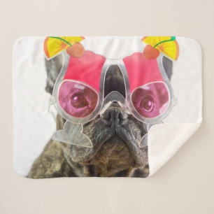 Couverture Sherpa Chien des images de Getty avec des verres de