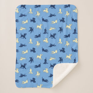 Couverture Sherpa Chiots Labrador jaune et noir sur fond bleu