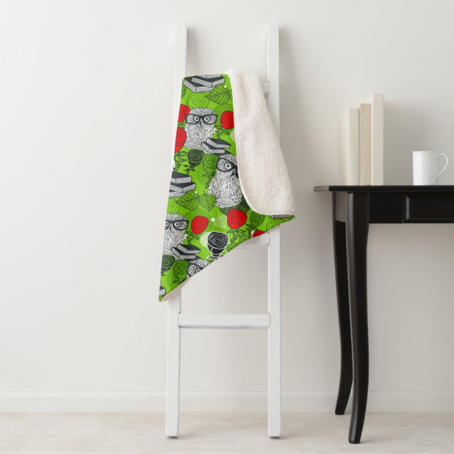 Couverture Sherpa Chouette en roses rouges (En situation)