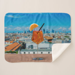 Couverture Sherpa Cocktail Spritz sur une table avec vue sur Milan