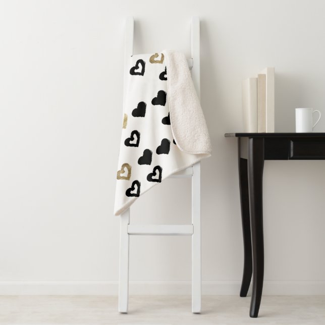 Couverture Sherpa Coeurs noir et or Motif Sherpa Blanket (En situation)