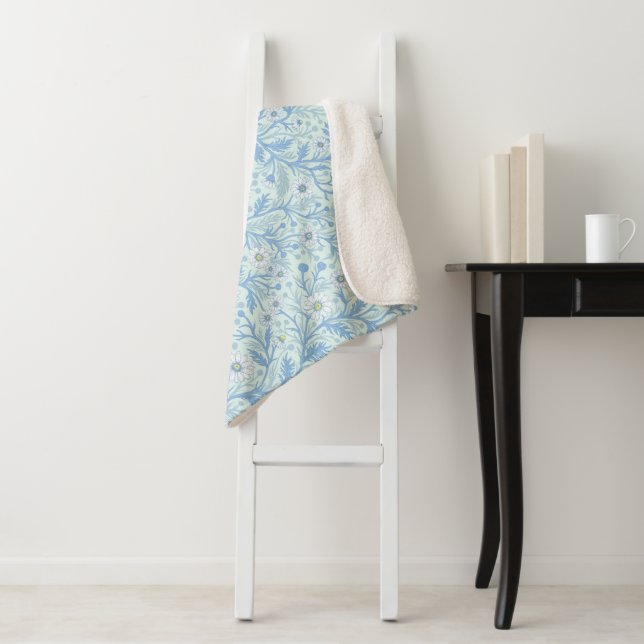 Couverture Sherpa Daisies in white and blue on sea glass (En situation)