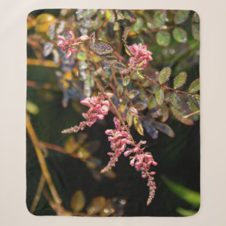 Couverture Sherpa Des fleurs roses contre un arrière - plan noir