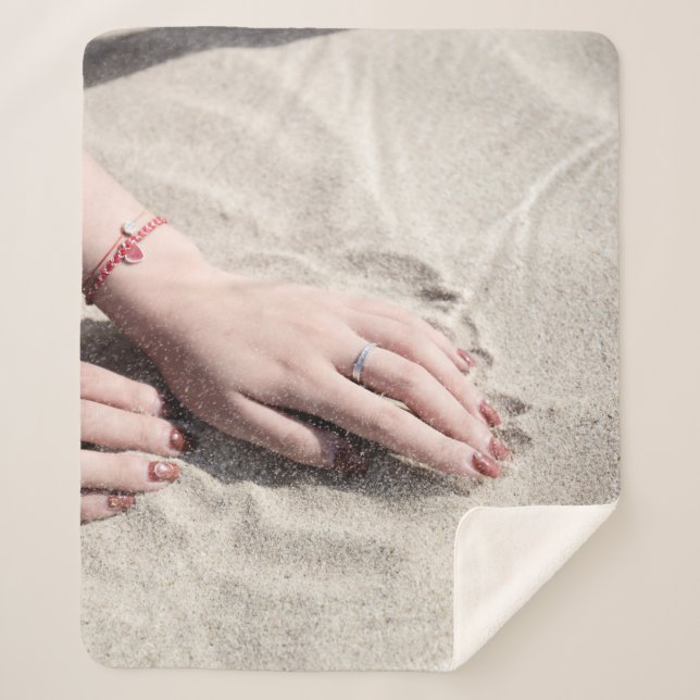 Couverture Sherpa Femme allongée sur le sable blanc (Devant)