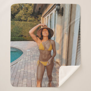 Couverture Sherpa Femme en bikini jaune debout sur le flo de brique